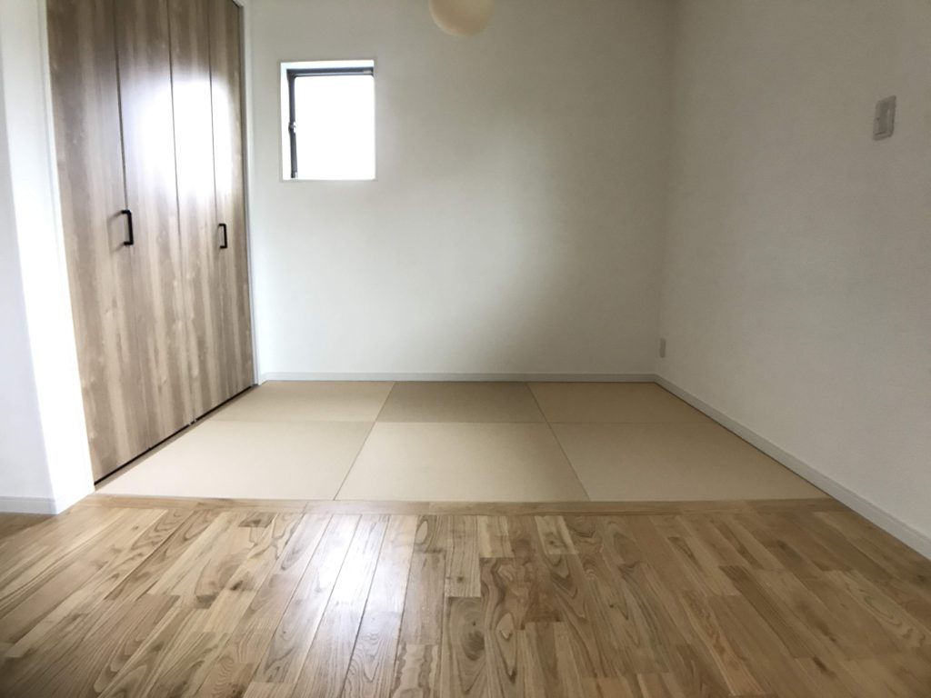 相生市 和紙表の縁無し半帖畳（灰桜色）を敷いた和室の施工後の様子