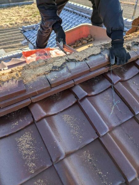 兵庫県たつの市で屋根葺き替えの瓦解体工事、作業だけではない職人の想いをお届け
