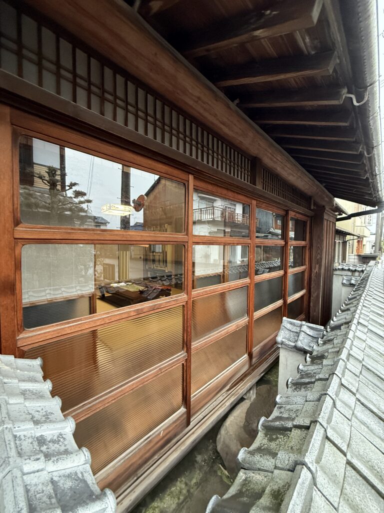 たつの市揖保川町　一戸建リフォーム　縁側 欄間付きの木製窓 木製雨戸 施工前