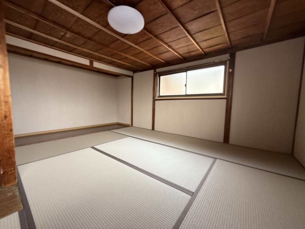 たつの市揖保川町　一戸建リフォーム　新畳　ダイケン製のカラー畳（灰桜色）ベニヤ板貼り　クロス貼り仕上げ　板間撤去　フロア貼り 施工後
