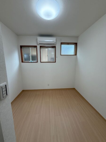 たつの市揖西町　店舗から寄宿舎 改築 リノベーション 施工後 床 クッションフロア貼り（サンゲツ製）仕上げ 壁 天井 クロス貼り（サンゲツ製）仕上げ
