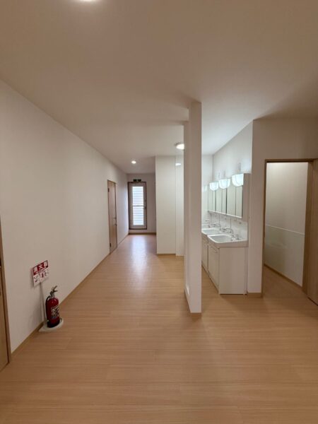 たつの市揖西町　店舗から寄宿舎 改築 リノベーション 施工後 洗面化粧台 LIXIL製 オフト 3台 新設