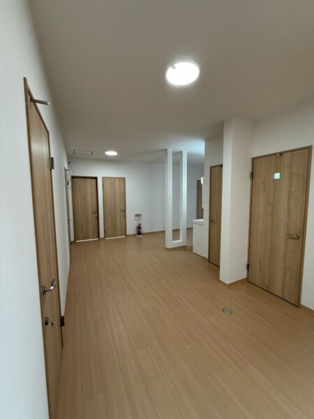 たつの市揖西町　店舗から寄宿舎 改築 リノベーション 施工後 8室居室新設　建具 Panasonic製 ベリティス