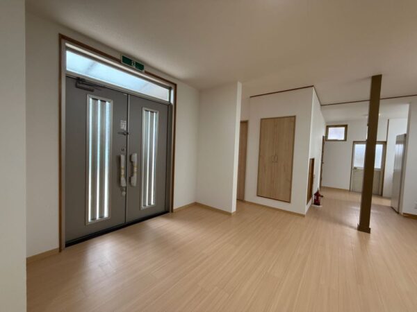 たつの市揖西町　店舗から寄宿舎 改築 リノベーション 施工後 玄関ドア YKKAP製 ヴェナートD30