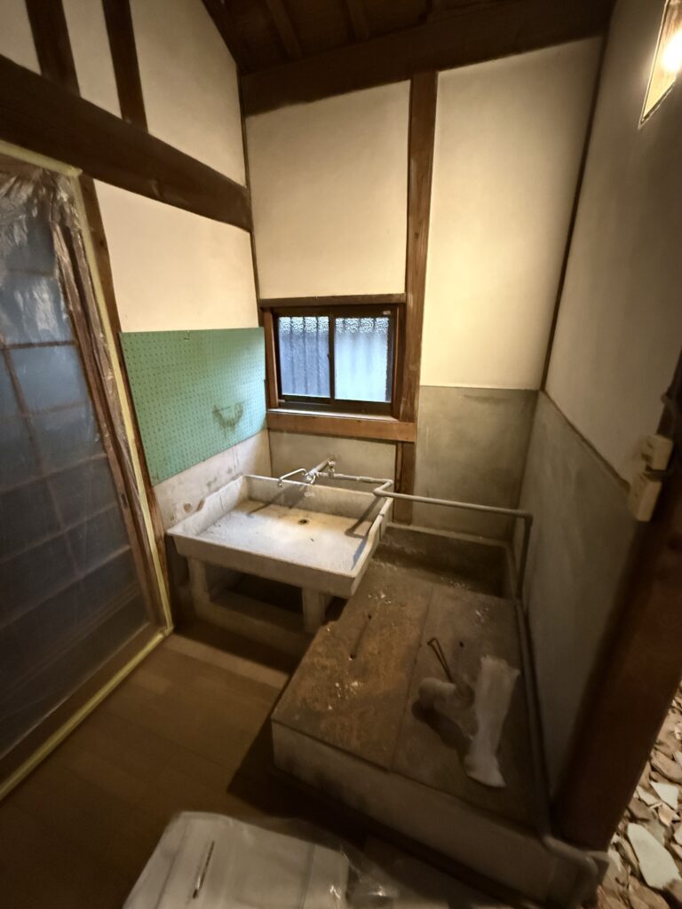 たつの市揖保川町　一戸建リフォーム 洗面所　井戸　施工前