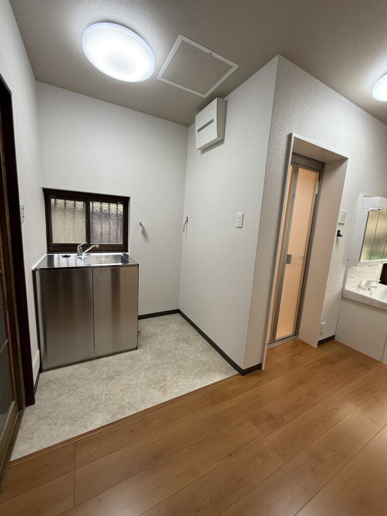 たつの市揖保川町　一戸建リフォーム　井戸埋め戻し クッションフロア貼替 大壁仕様のクロス貼り ステンレス製の流し台 施工後