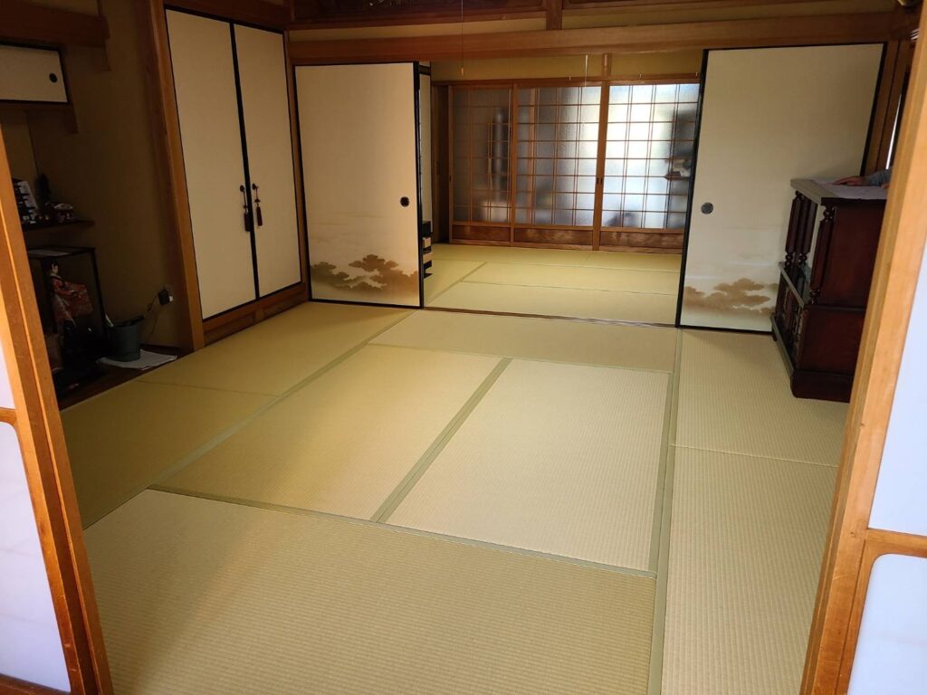 相生市 黄金色の和紙表使用 カラー畳 施工後の和室 ダイケン製　銀白100A　黄金色の新畳