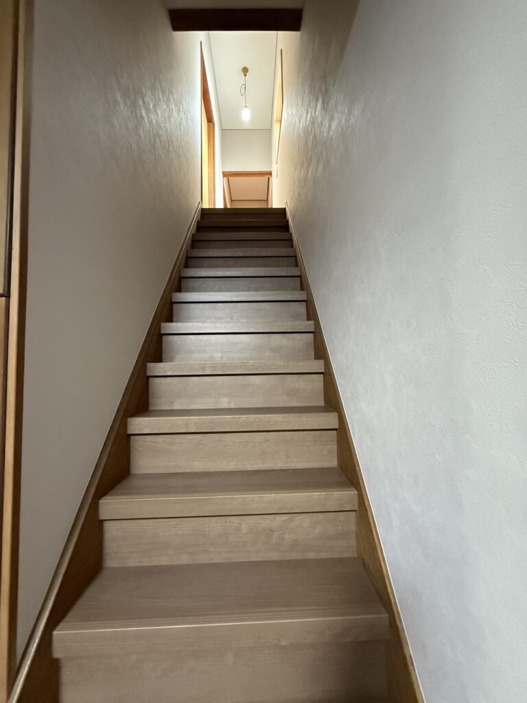 たつの市龍野町 階段リフォーム施工後 リモデル階段(ダイケン ミルベージュ)