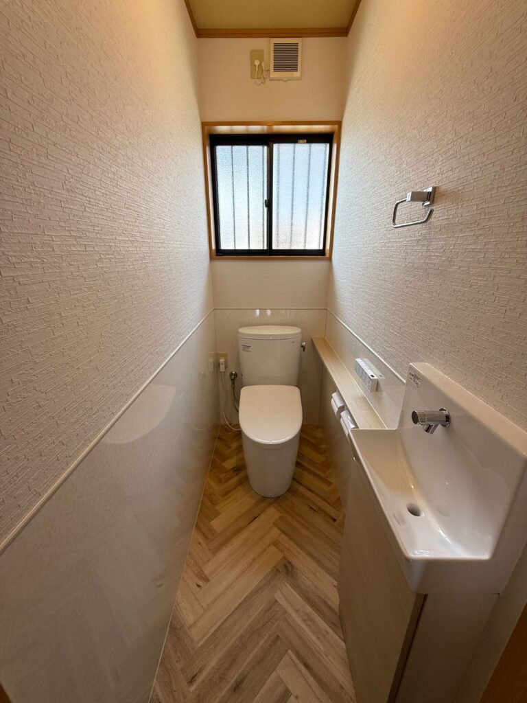 たつの市揖西町　トイレ リフォーム トイレ取替（TOTO製 ピュアレストEX カウンター付手洗い器取替（TOTO製　コンフォート手洗い）施工後