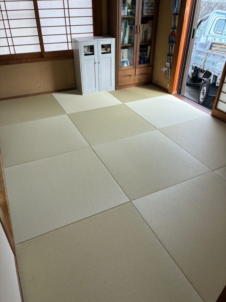 赤穂郡上郡町　琉球畳　縁無し半帖新畳　新調 施工後（ダイケン製 和紙表 銀白カラー 若草色）