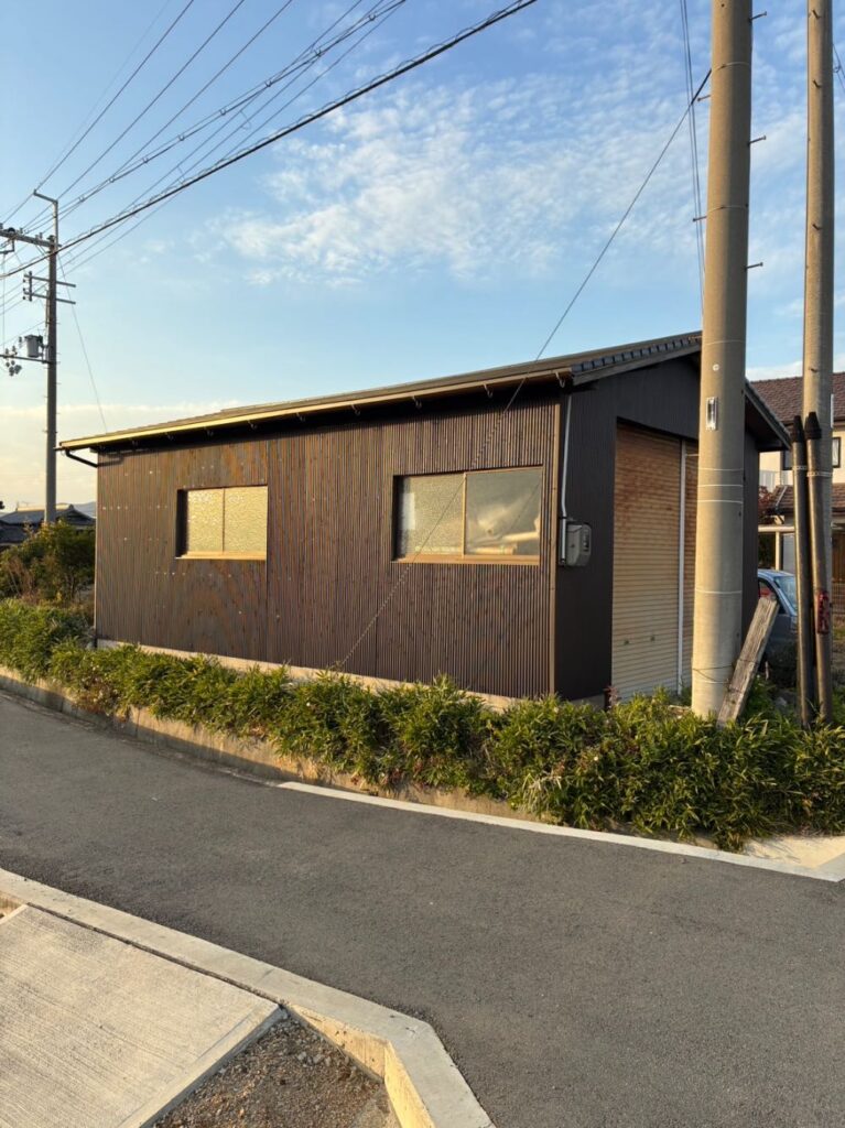 たつの市龍野町　納屋　塗装　屋根の葺き替え　カレッセS