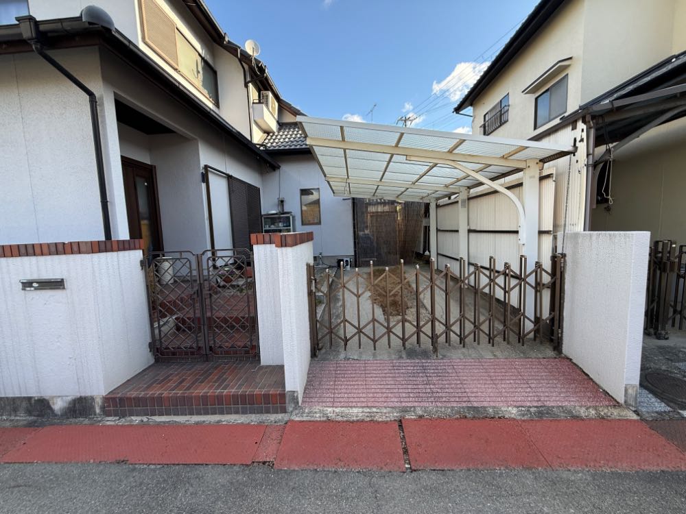 [姫路市大津区][外構リフォーム][施工前] 撤去前の古い伸縮ゲートと波板カーポート、門塀の様子