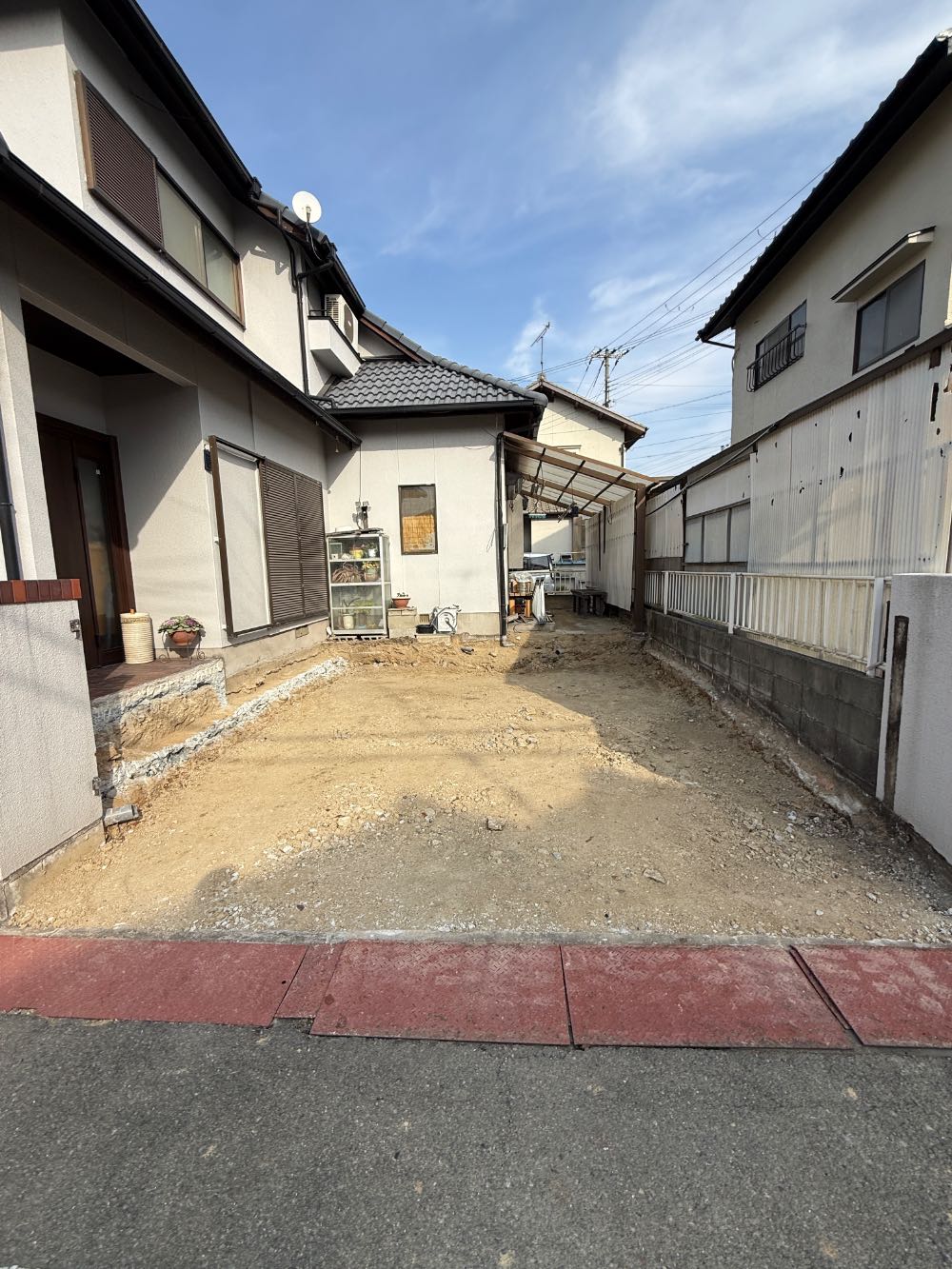 [姫路市大津区][お庭解体工事] カーポートや門塀をすべて撤去し、土間コンクリート打設前の土の状態