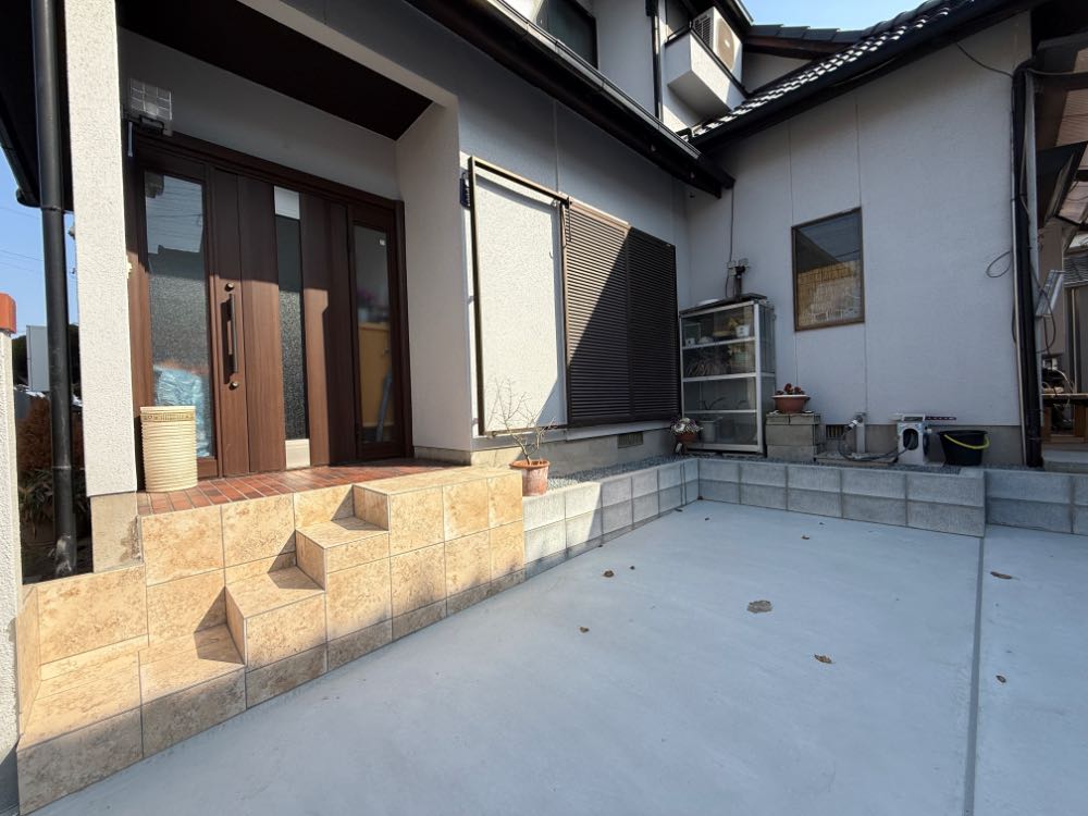 [姫路市大津区][玄関アプローチ工事][LIXIL床タイル] 段差を緩やかにした安全な幅広3段ステップと化粧ブロック