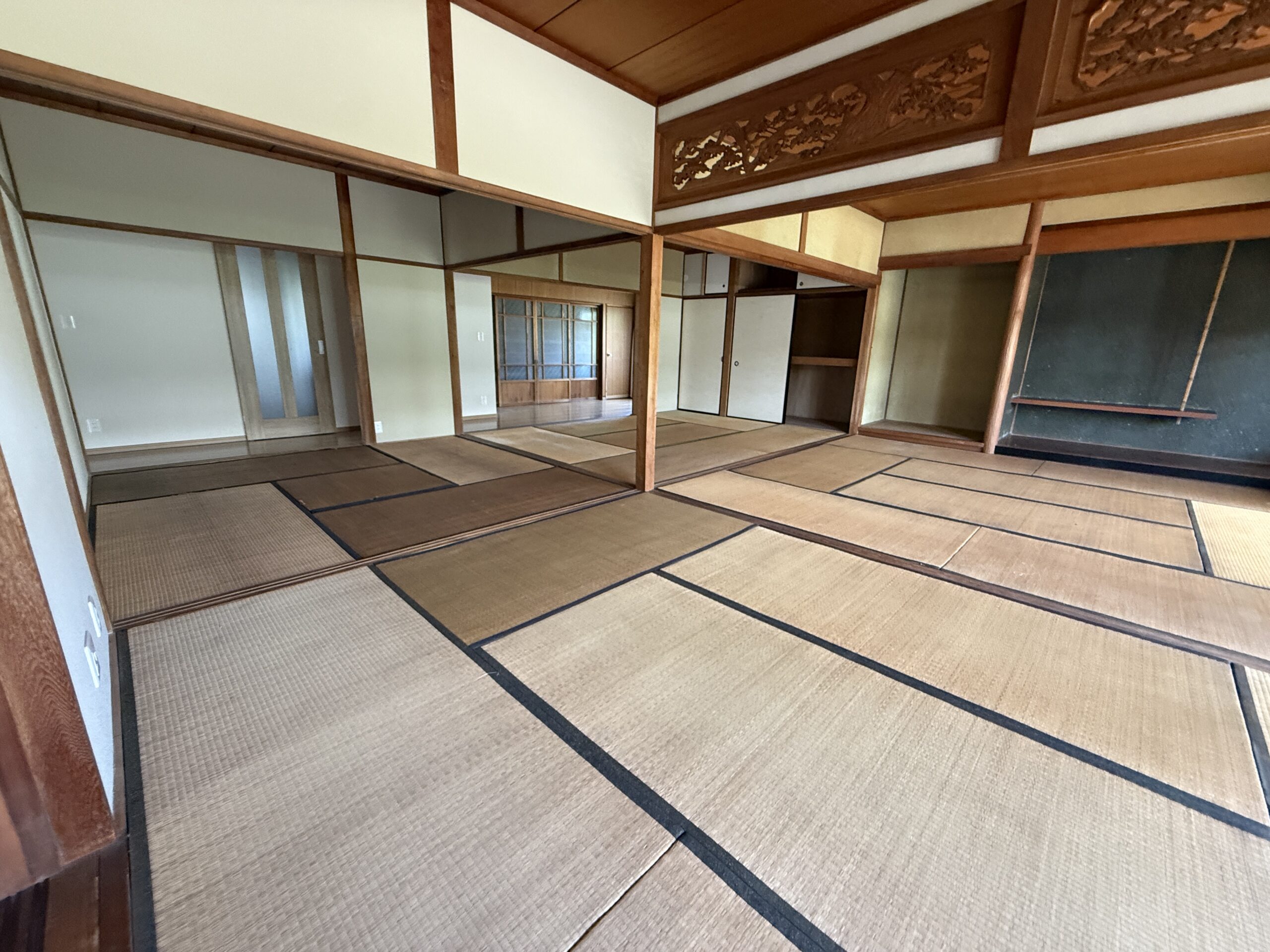 畳をめくって下地の床板が見えている様子