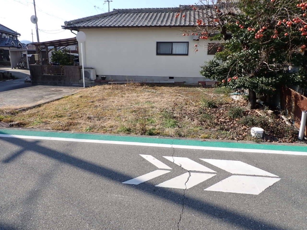 雑草が生えて困っているの外構・エクステリア施工前の様子2枚目｜頃安畳商店