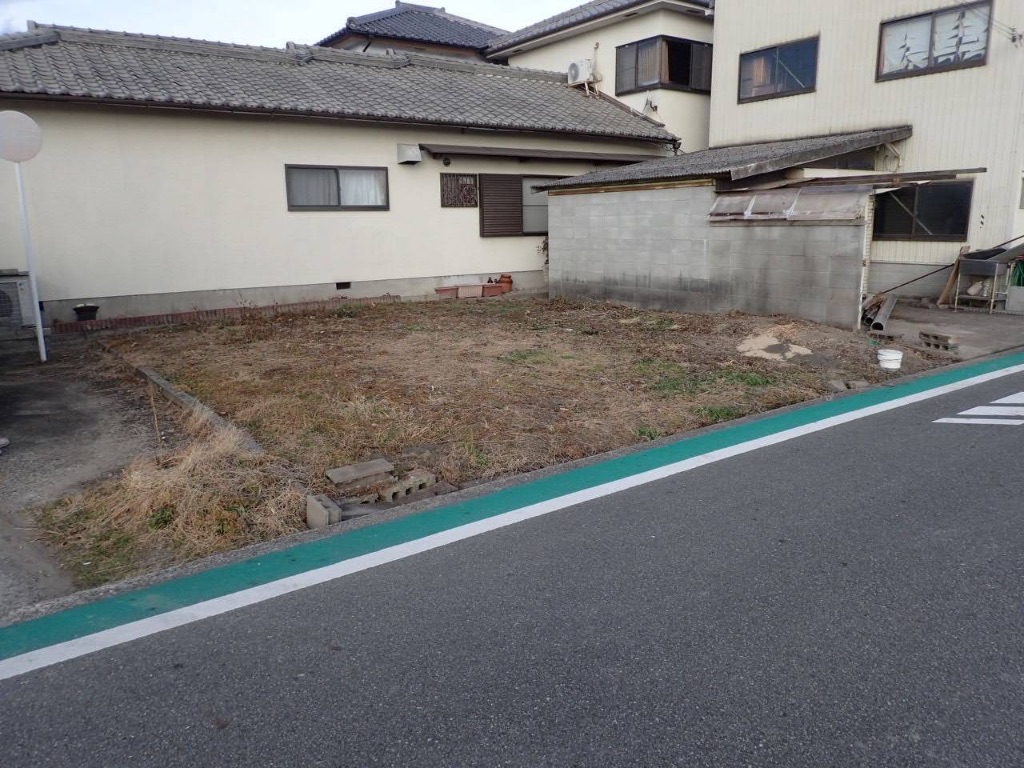 雑草が生えて困っているの外構・エクステリア施工前の様子4枚目｜頃安畳商店